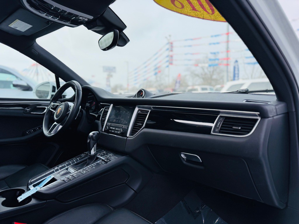 2018 Porsche Macan Image 40