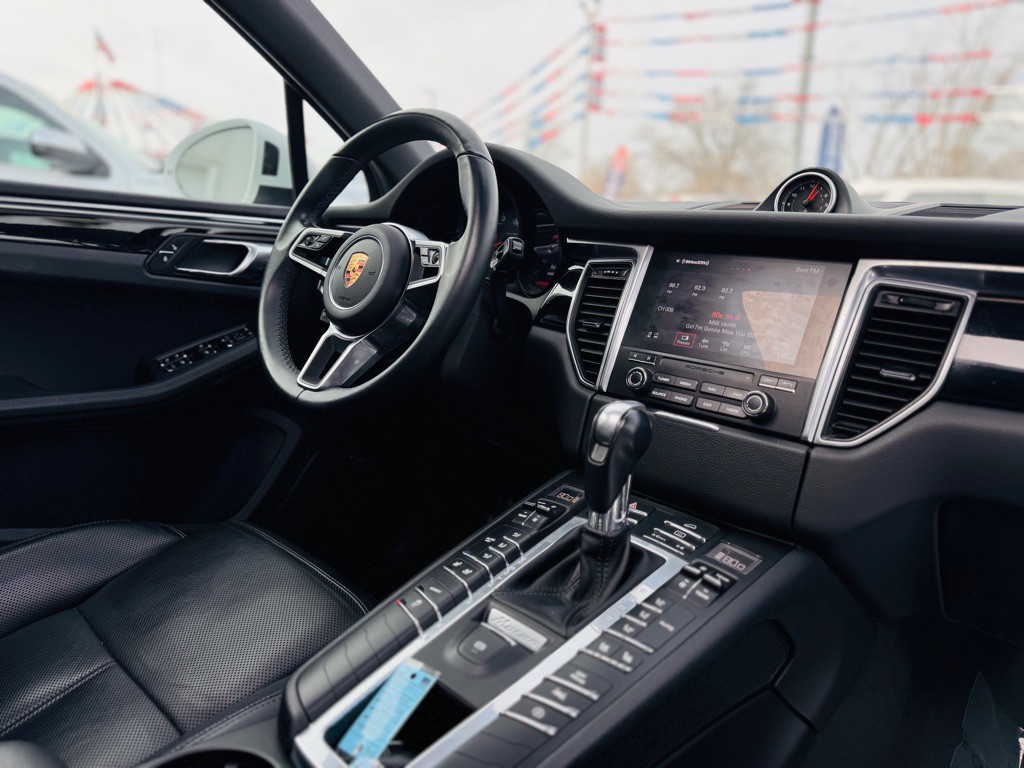 2018 Porsche Macan Image 41