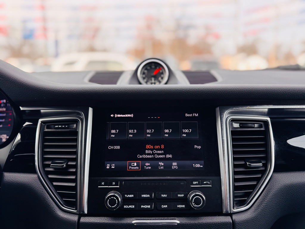 2018 Porsche Macan Image 59