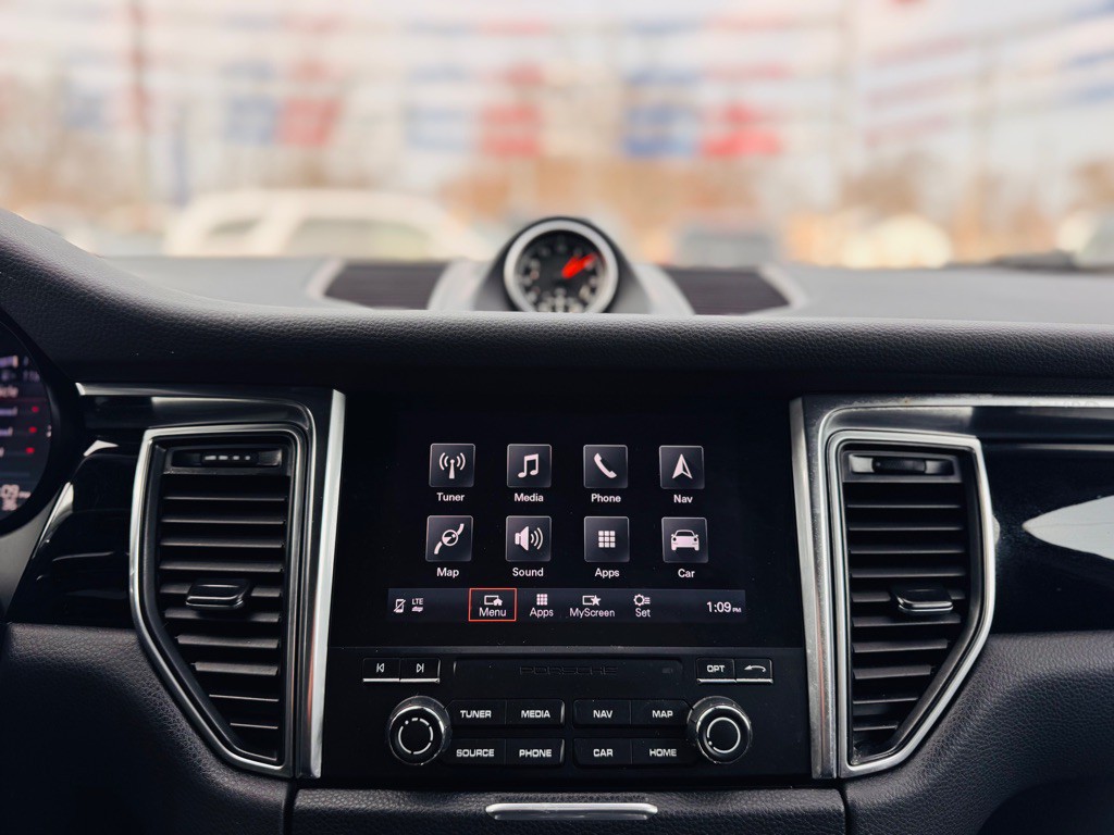 2018 Porsche Macan Image 63