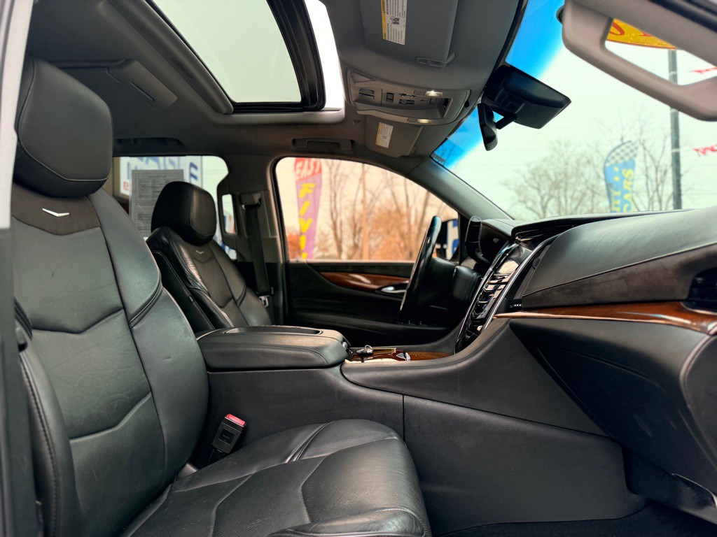 2016 Cadillac Escalade Image 32