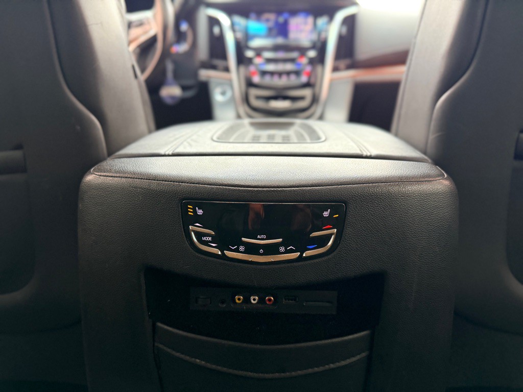 2016 Cadillac Escalade Image 35