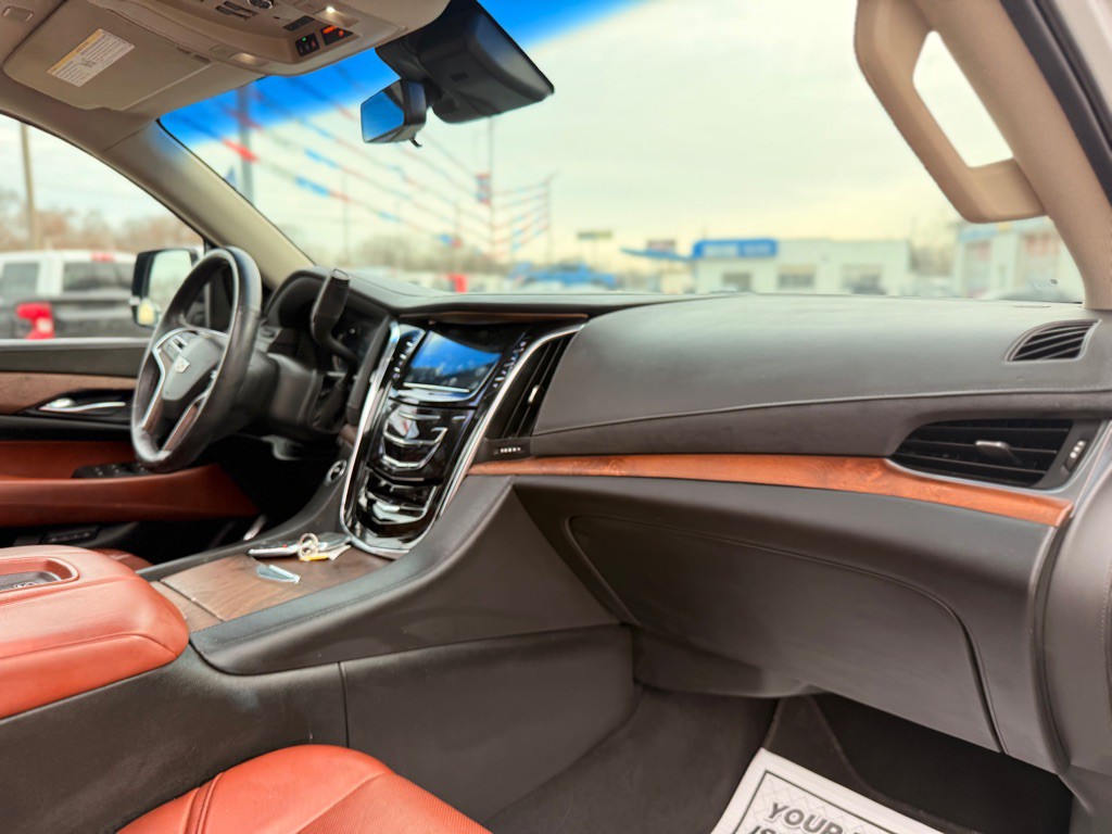 2017 Cadillac Escalade Image 28