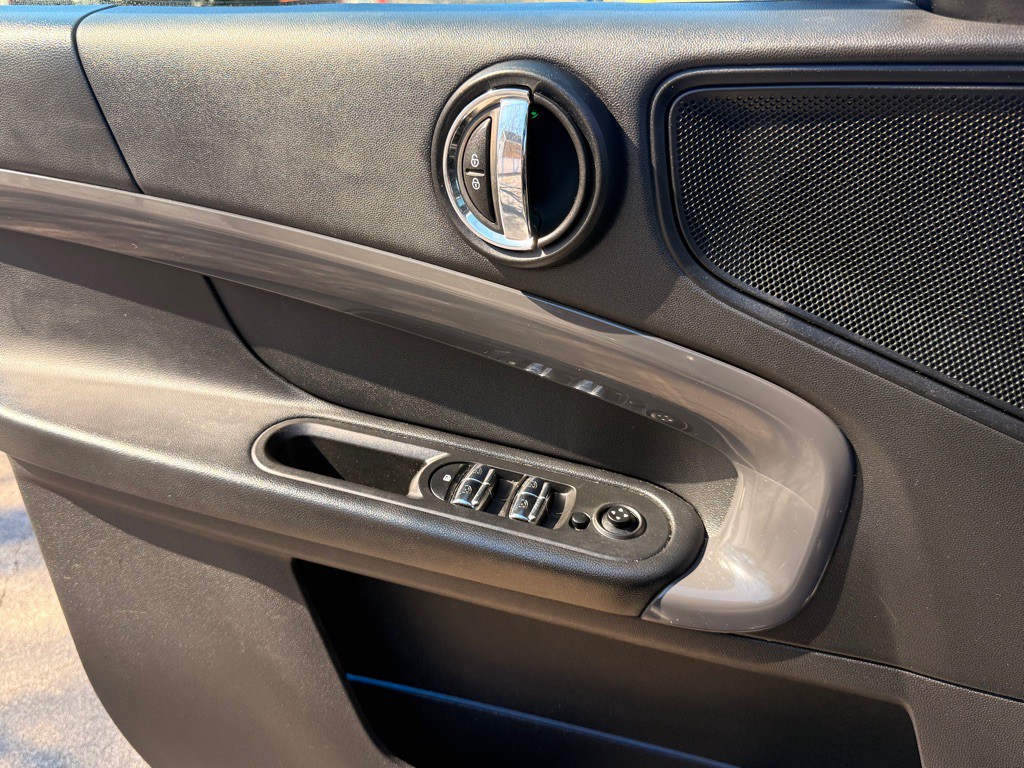 2018 MINI Cooper Image 15