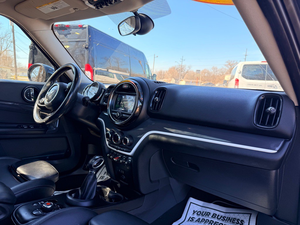 2018 MINI Cooper Image 19