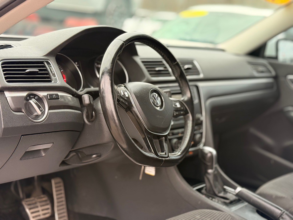 2016 Volkswagen Passat Image 17