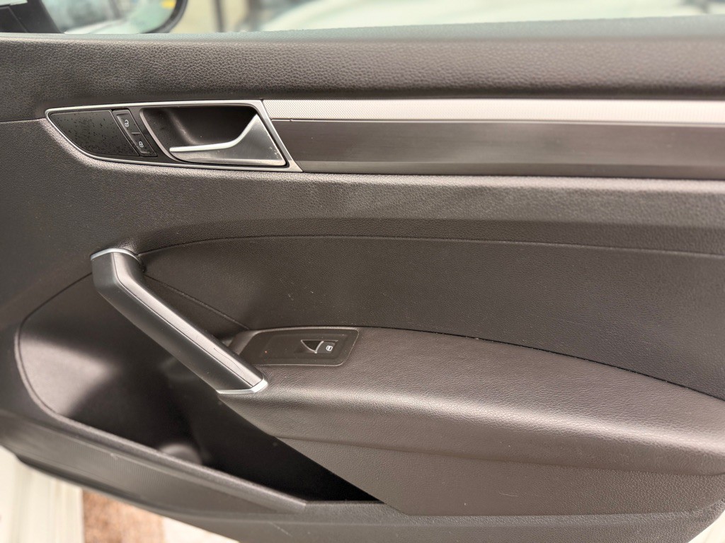 2016 Volkswagen Passat Image 19