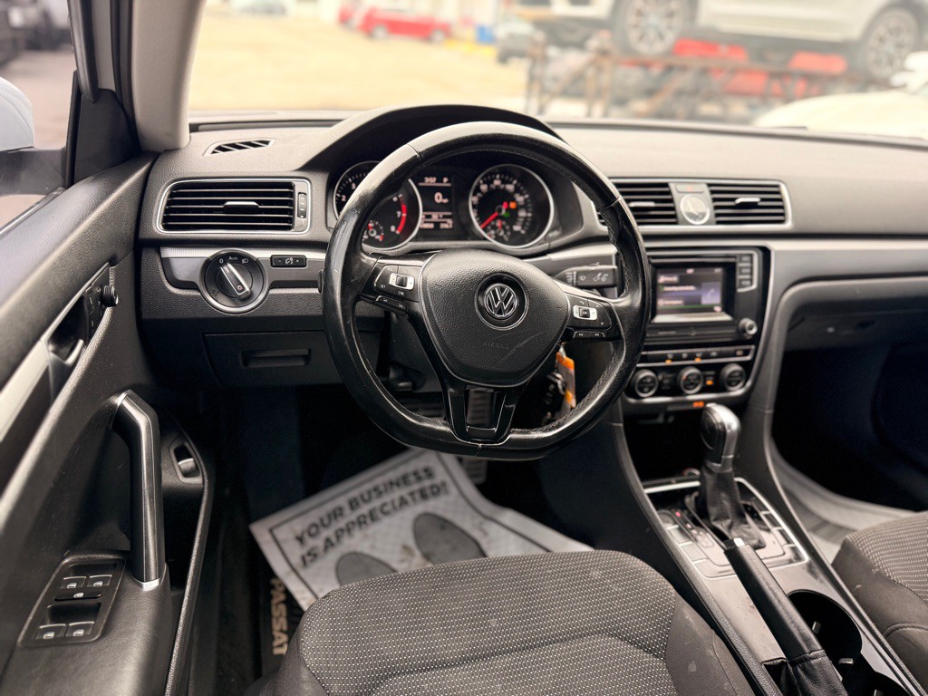 2016 Volkswagen Passat Image 24