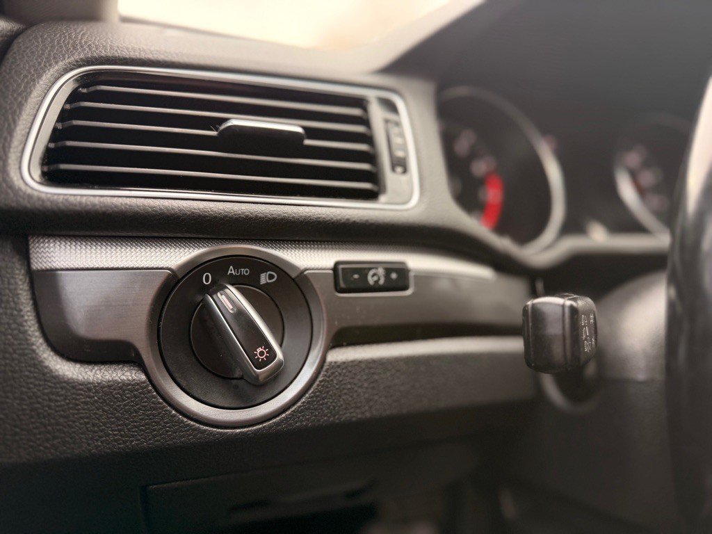 2016 Volkswagen Passat Image 27