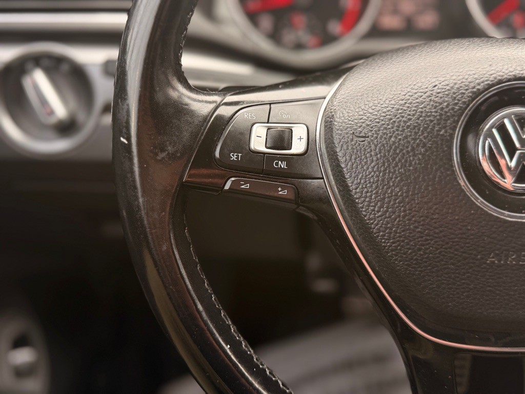 2016 Volkswagen Passat Image 28