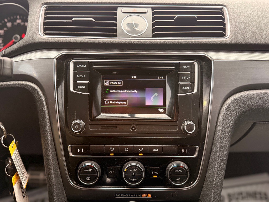 2016 Volkswagen Passat Image 31