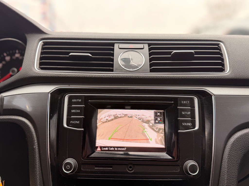 2016 Volkswagen Passat Image 32