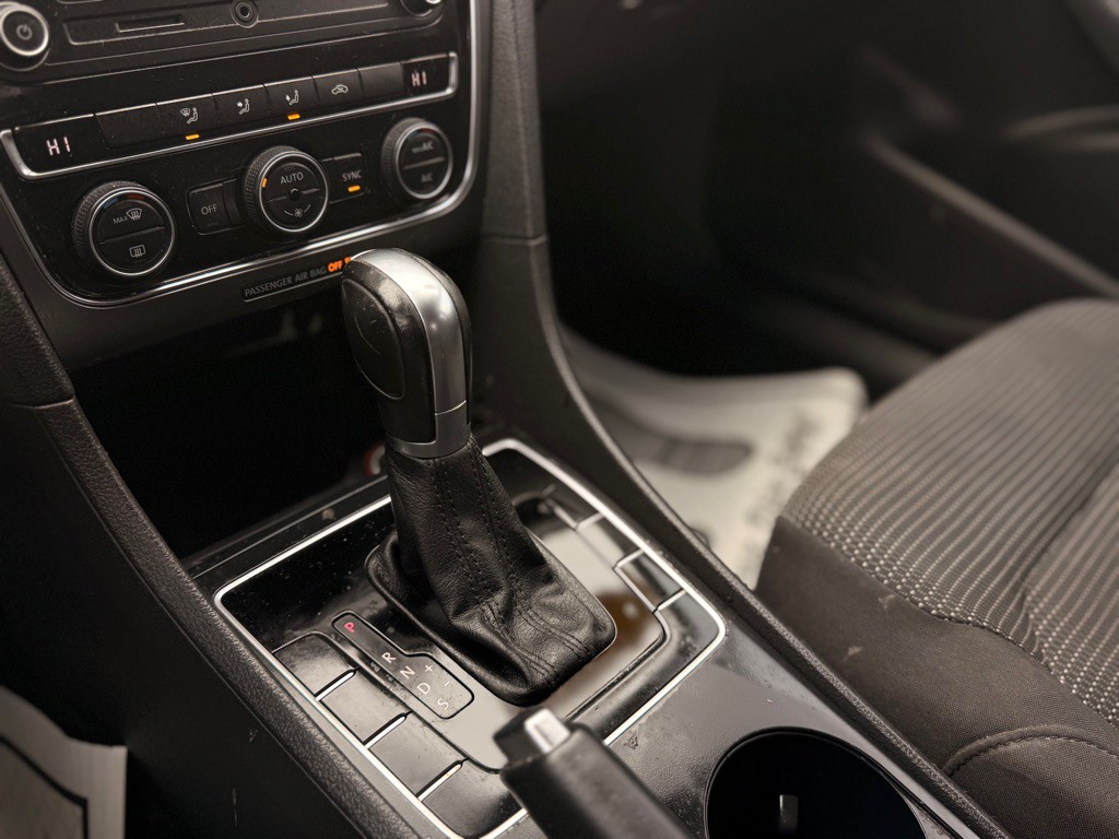 2016 Volkswagen Passat Image 33