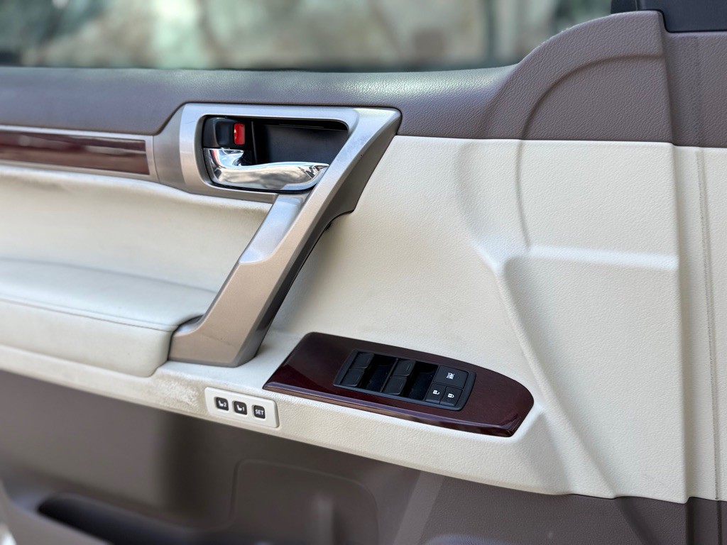 2015 Lexus GX Image 16