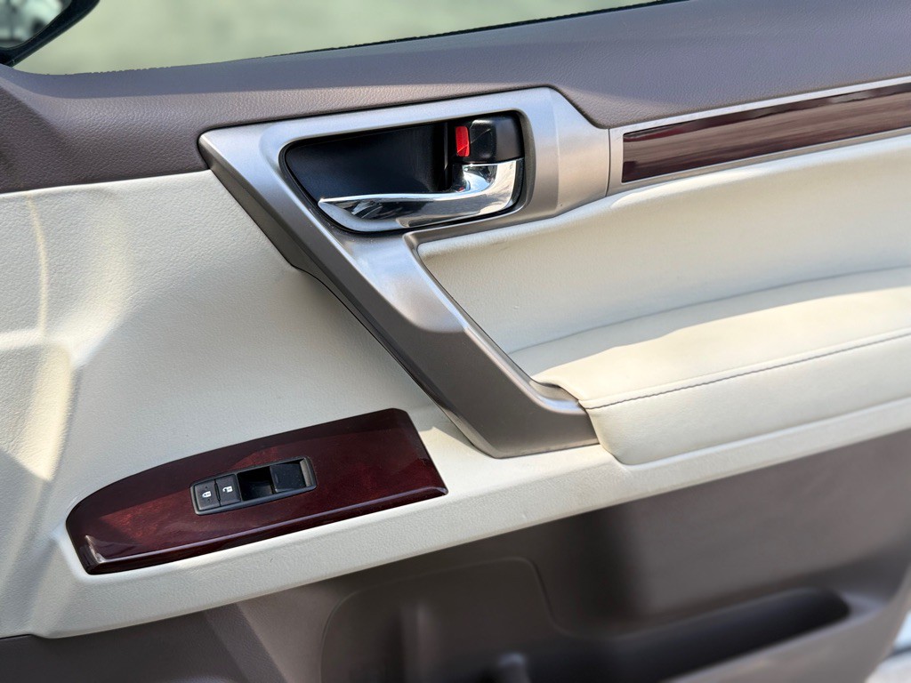 2015 Lexus GX Image 20