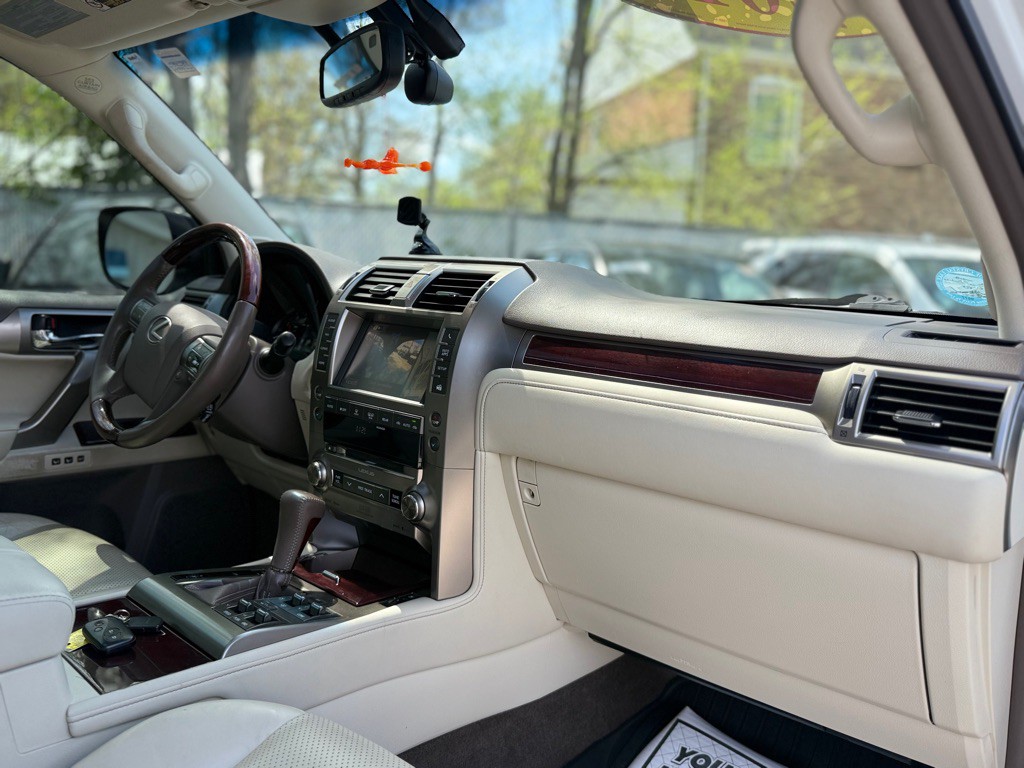 2015 Lexus GX Image 21