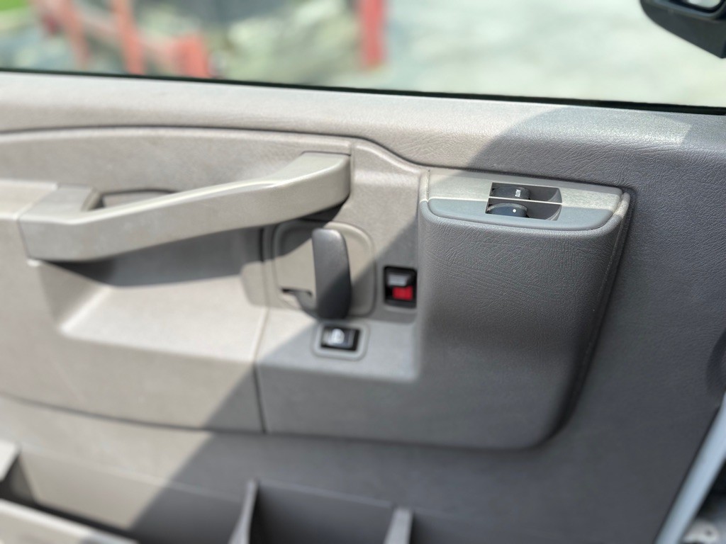 2016 Chevrolet Express Image 13
