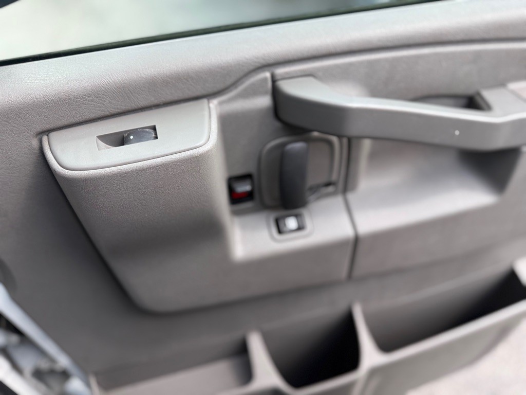2016 Chevrolet Express Image 16