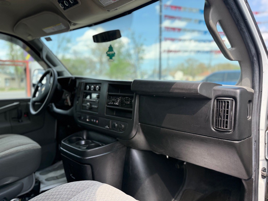 2016 Chevrolet Express Image 17