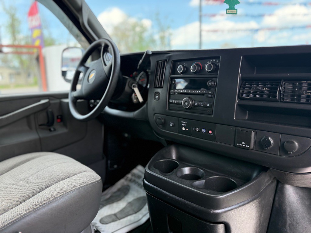 2016 Chevrolet Express Image 18