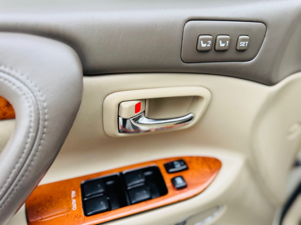 2004 Lexus LX Image 17
