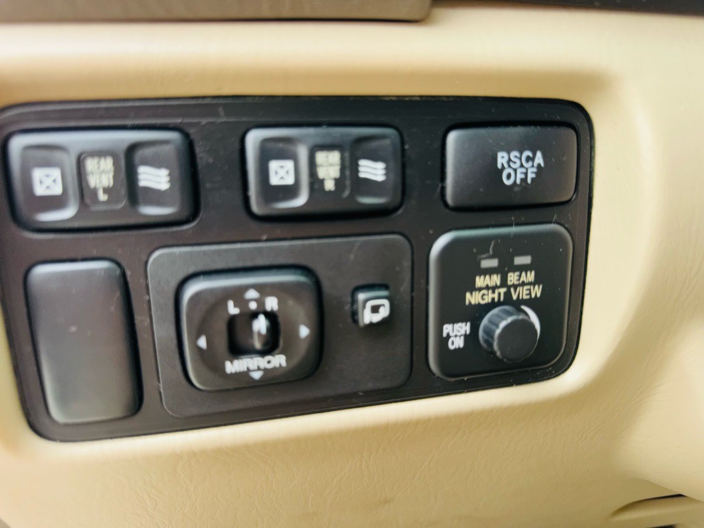 2004 Lexus LX Image 21
