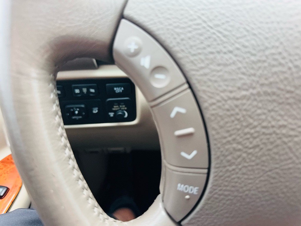 2004 Lexus LX Image 23