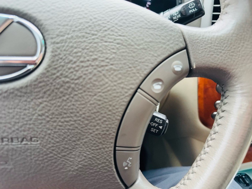 2004 Lexus LX Image 24