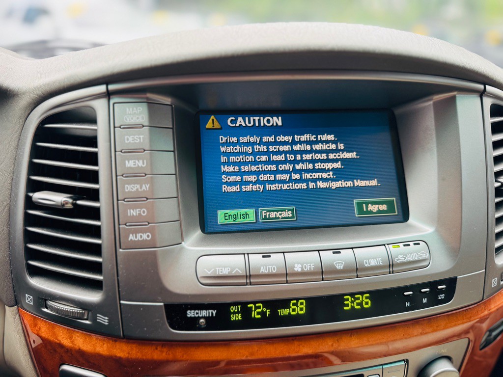2004 Lexus LX Image 26