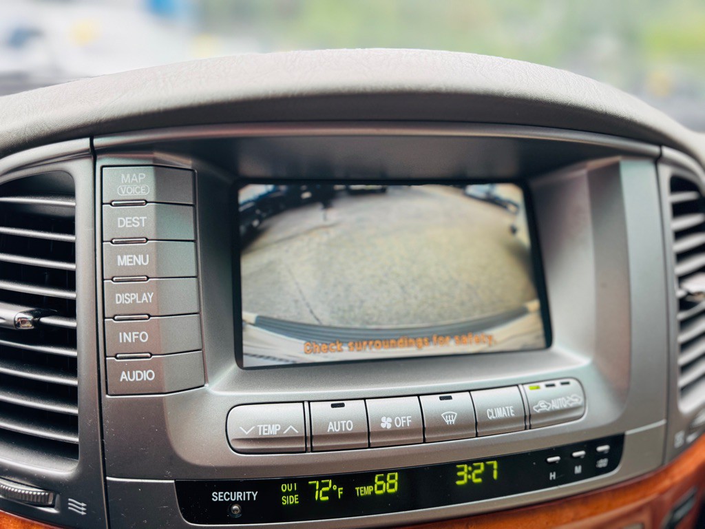 2004 Lexus LX Image 27