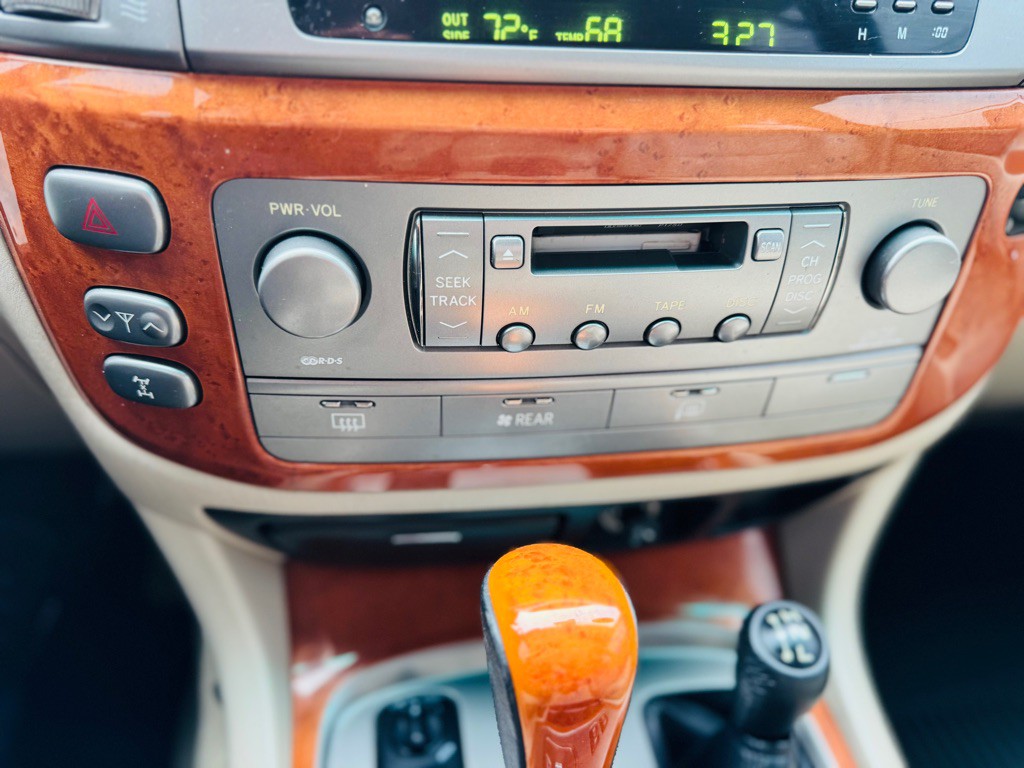 2004 Lexus LX Image 28