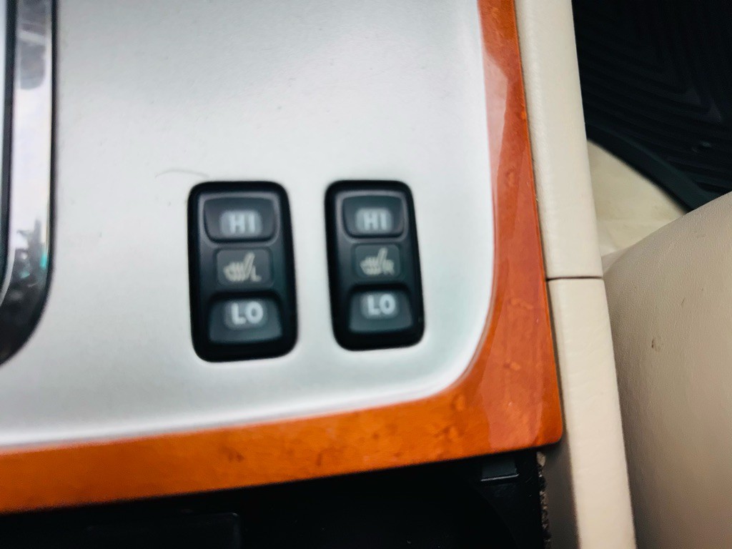 2004 Lexus LX Image 29