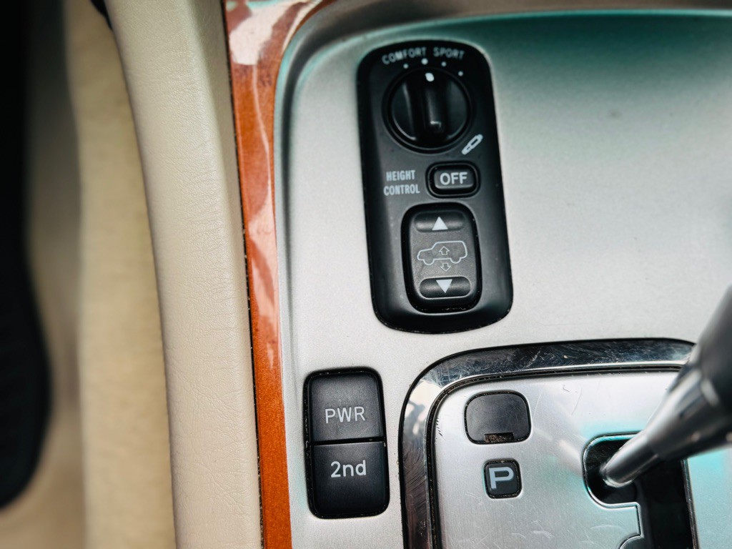 2004 Lexus LX Image 30