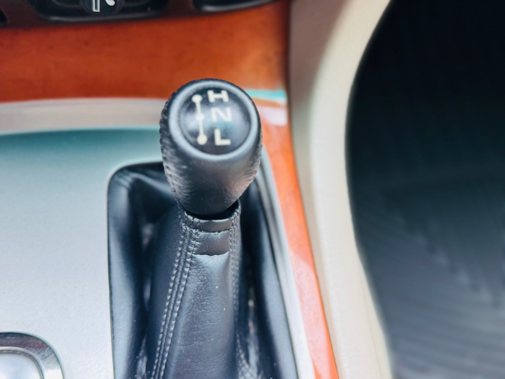 2004 Lexus LX Image 31