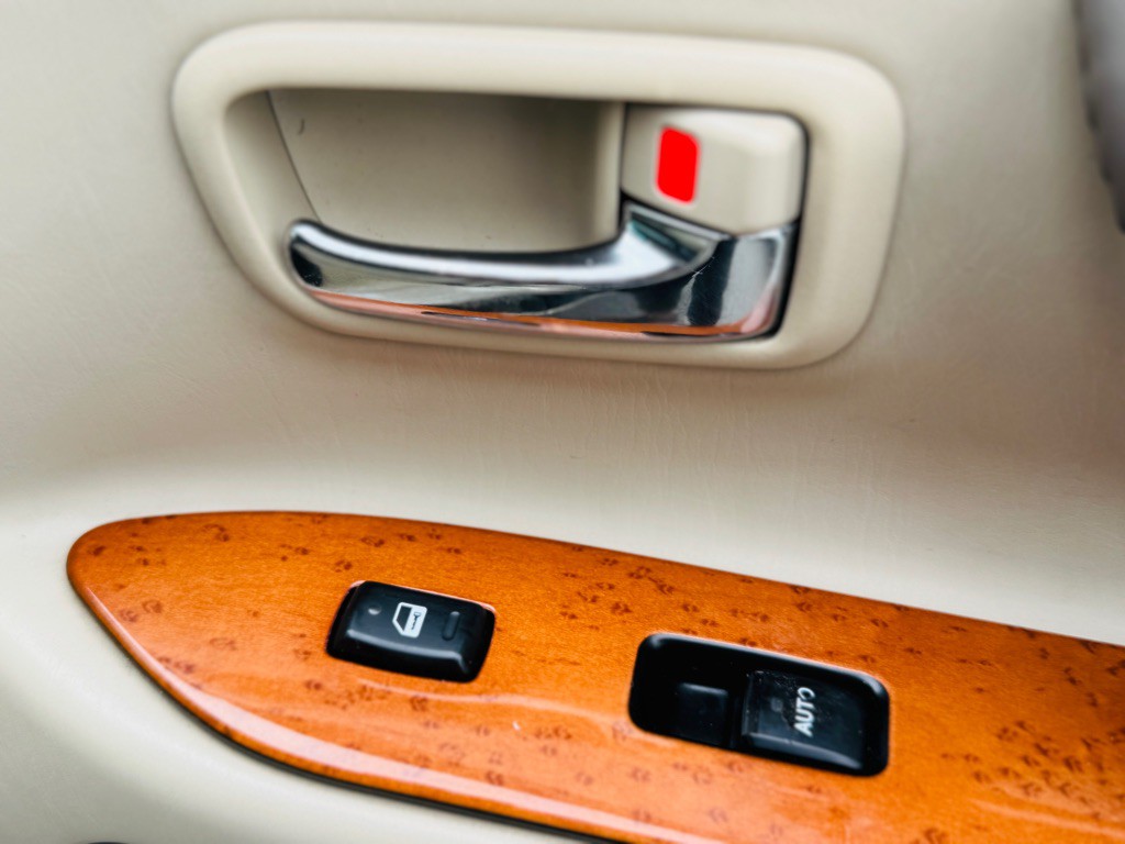 2004 Lexus LX Image 32