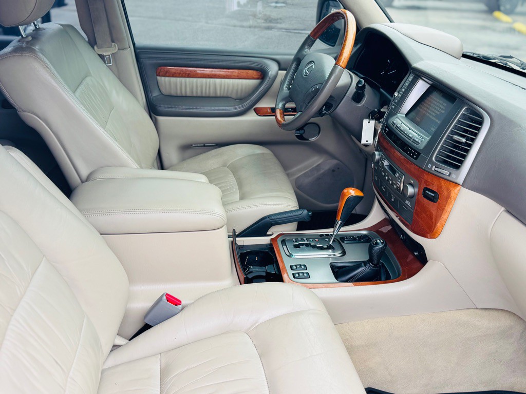 2004 Lexus LX Image 33