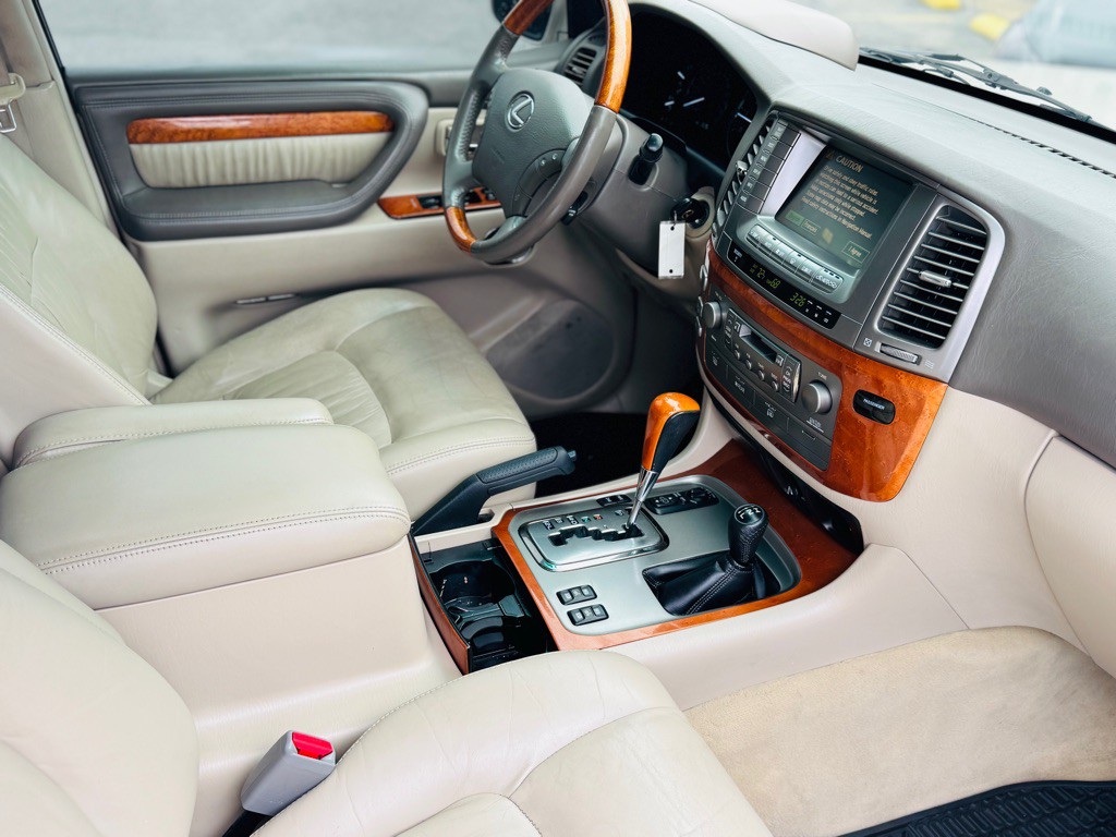 2004 Lexus LX Image 34