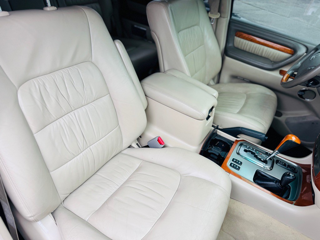 2004 Lexus LX Image 35