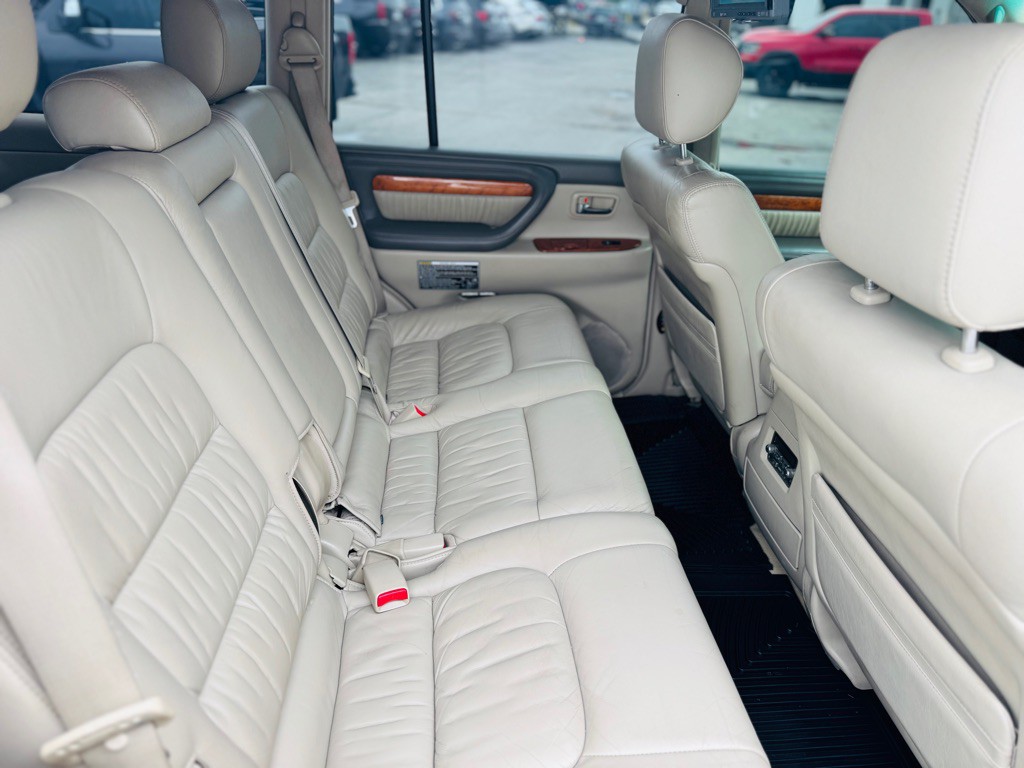 2004 Lexus LX Image 36