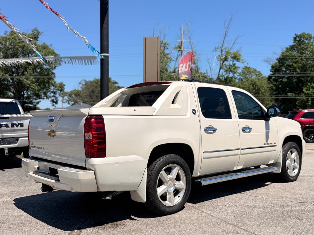 2013 Chevrolet Avalanche Image 6