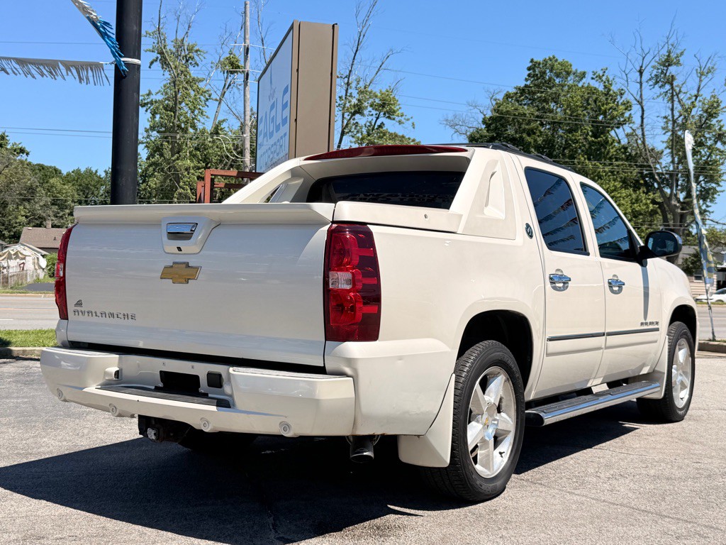 2013 Chevrolet Avalanche Image 7