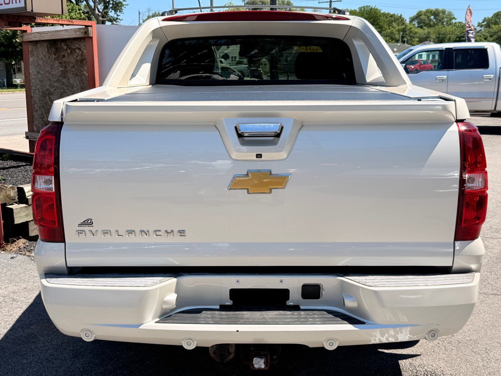 2013 Chevrolet Avalanche Image 10