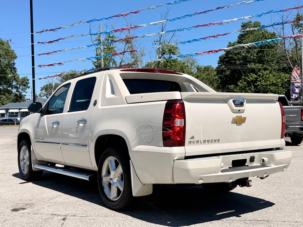 2013 Chevrolet Avalanche Image 11