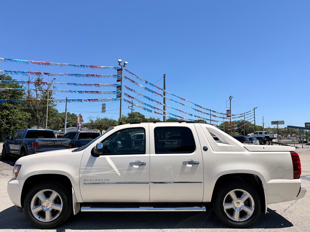 2013 Chevrolet Avalanche Image 12