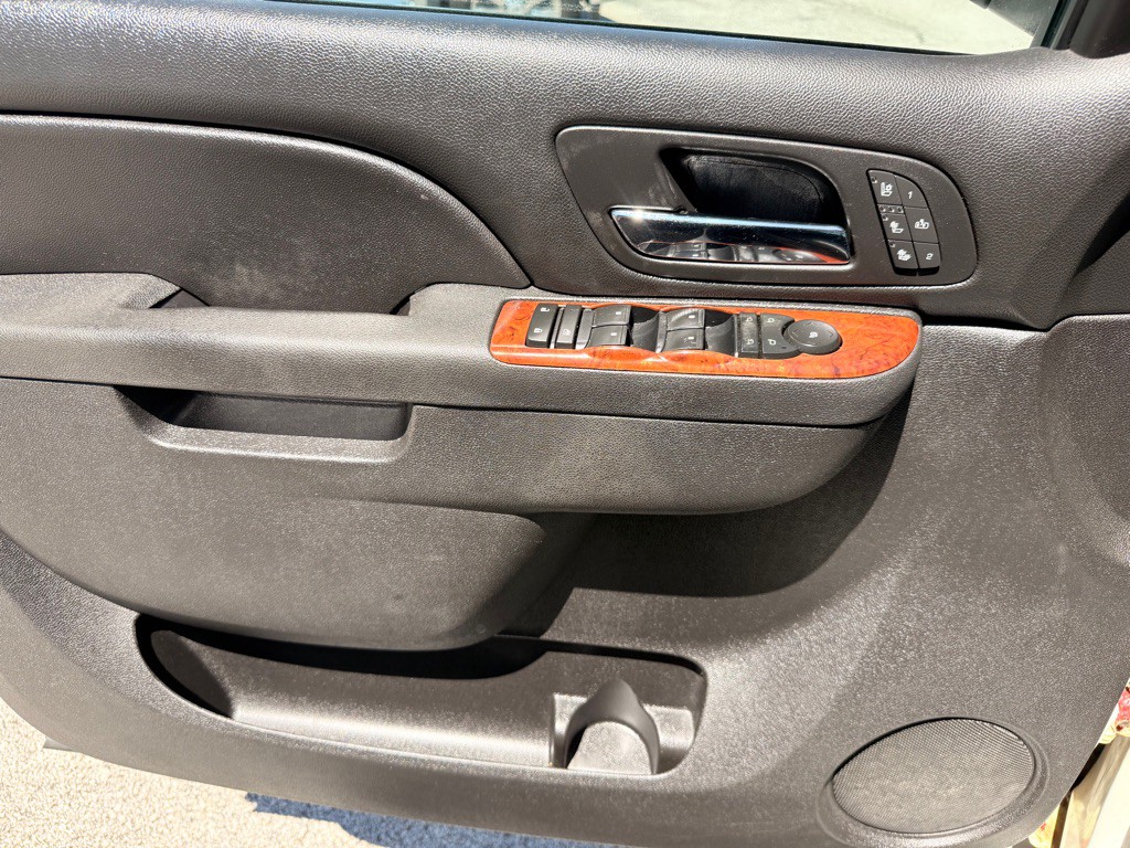 2013 Chevrolet Avalanche Image 16