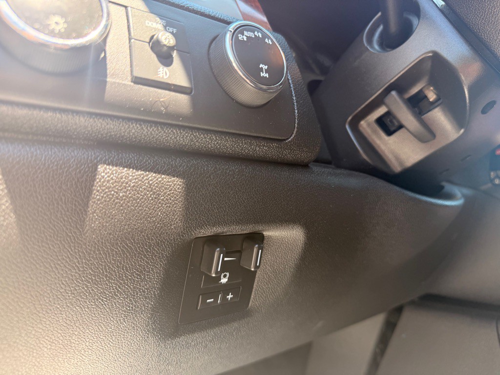 2013 Chevrolet Avalanche Image 38