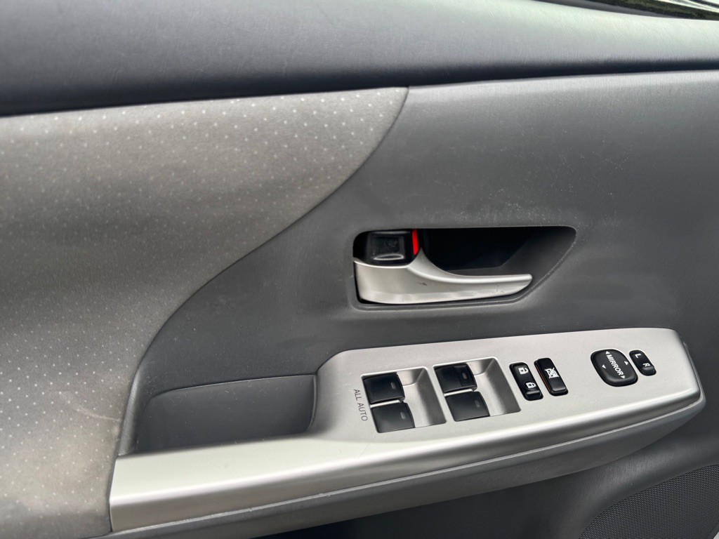 2013 Toyota Prius Image 11