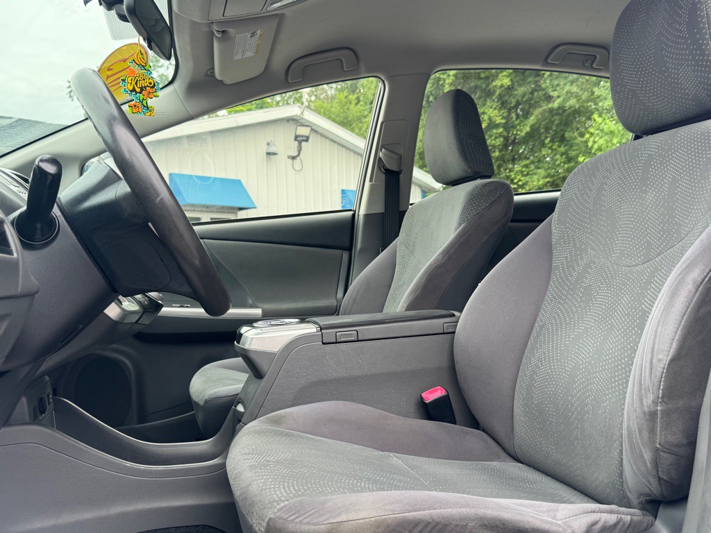 2013 Toyota Prius Image 12