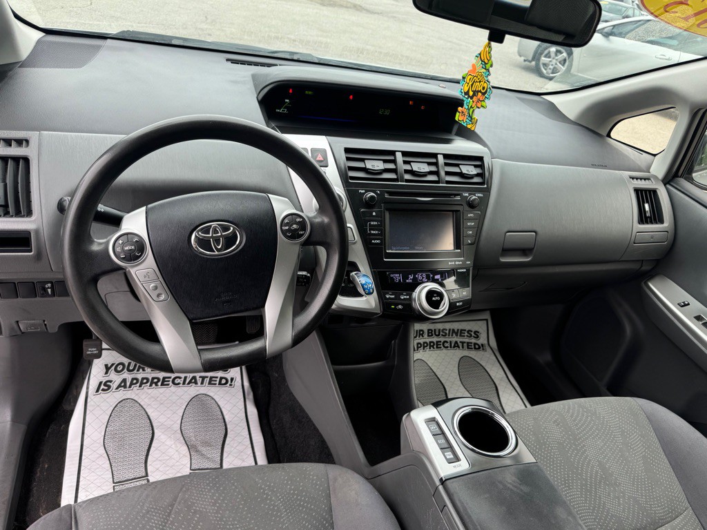 2013 Toyota Prius Image 13