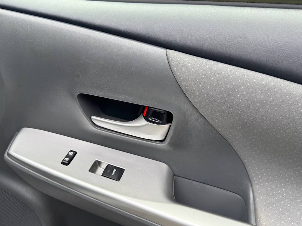 2013 Toyota Prius Image 14